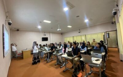 PRODI S1 P.ADP UM GELAR KULIAH PRAKTIKUM PERKANTORAN DENGAN PARTISIPASI GURU SMA/SMK