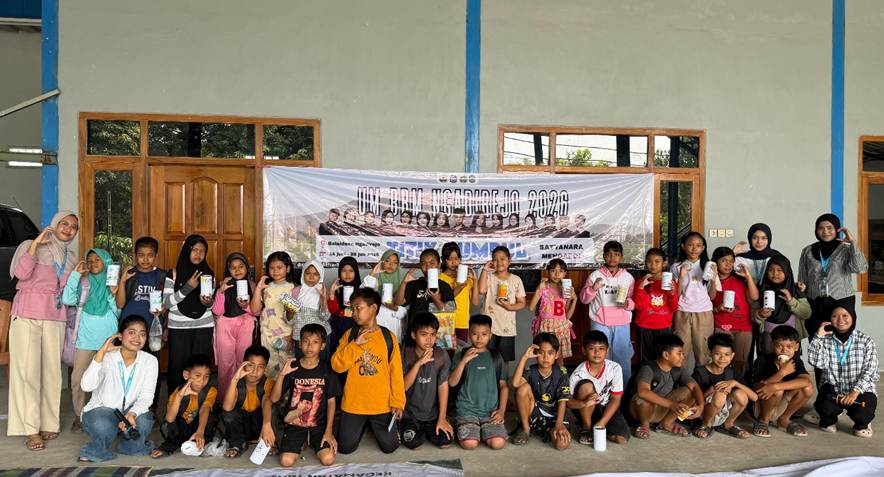 Mahasiswa UM BBM Edukasi Literasi Keuangan Anak melalui Program “Liburan Cerdas: Menabung Sejak Dini” di Desa Ngadirejo